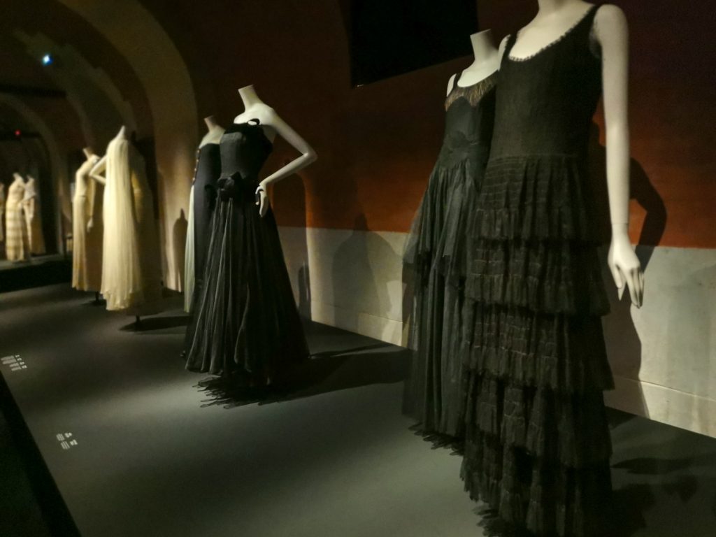 ガリエラ美術館で開催されたシャネル特別展。シャネルのドレスなどオートクチュール作品。